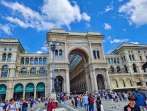 義大利Milan 米蘭 (義語 Milano) 必玩 - Galleria Vittorio Emanuele II 維托里奧·埃馬努埃萊二世長廊 = 艾曼紐二世迴廊 = 埃馬努埃萊二世拱廊街 = La Rinascente = Rinascente Milano 文藝復興百貨 = La Rinascente S.p.A.