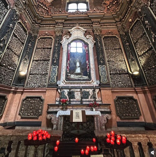 義大利Milan 米蘭 (義語 Milano) 必玩 - Santuario di San Bernardino alle Ossa 聖貝納迪諾骸骨教堂 = Chiesa di San Bernardino ai Morti = Chiesa di San Bernardino alle Ossa = Ossario della Chiesa di San Bernardino alle Ossa = Basilica di Santo Stefano Maggiore 聖斯特凡諾馬焦雷大教堂 = 聖斯德望大殿 = Chiesa di Santo Stefano in Brolo = Chiesa di Santo Stefano alla Porta