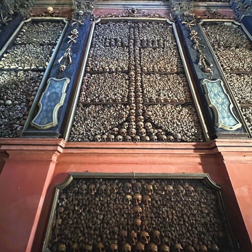 義大利Milan 米蘭 (義語 Milano) 必玩 - Santuario di San Bernardino alle Ossa 聖貝納迪諾骸骨教堂 = Chiesa di San Bernardino ai Morti = Chiesa di San Bernardino alle Ossa = Ossario della Chiesa di San Bernardino alle Ossa = Basilica di Santo Stefano Maggiore 聖斯特凡諾馬焦雷大教堂 = 聖斯德望大殿 = Chiesa di Santo Stefano in Brolo = Chiesa di Santo Stefano alla Porta