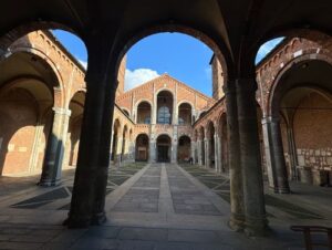 義大利Milan 米蘭 (義語 Milano) 必玩 - Basilica di Sant’Ambrogio 聖盎博羅削聖殿 = 聖安布羅焦聖殿 = 聖安布羅斯大教堂 = Basilica Romana Minore Collegiata Abbaziale Prepositurale di Sant'Ambrogio = Cappella di San Vittore in ciel d'oro 金色天空中的聖維托雷禮拜堂 = Sacello di San Vittore in ciel d'oro = Colonna del Diavolo 魔鬼柱 = Colonna Imperiale = Piazza Sant'Ambrogio = Tempio della Vittoria 勝利神殿 = Sacrario dei Caduti Milanesi