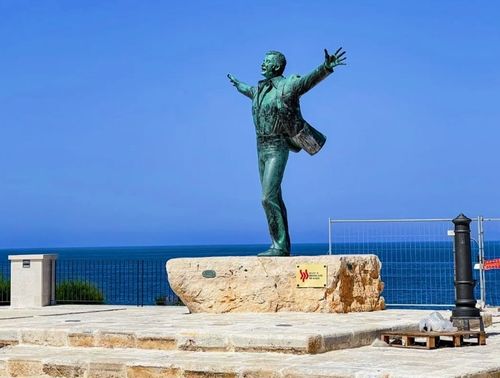 義大利波利尼亞諾·阿·馬雷 Polignano a Mare (巴里方言 Peghegnéne a Mare)必玩 - Monumento a Domenico Modugno 多米尼科·莫杜尼奧紀念廣場