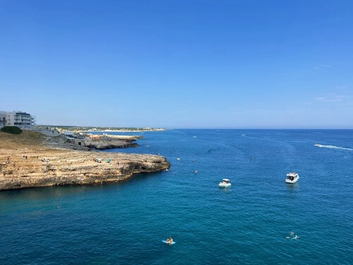 義大利波利尼亞諾·阿·馬雷 Polignano a Mare (巴里方言 Peghegnéne a Mare)必玩 - Scogliera del Lungomare Modugno 懸崖