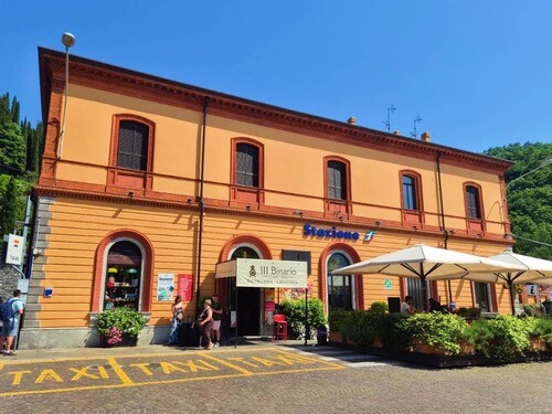 義大利科莫湖必玩 Lago di Como - Varenna 瓦倫納 = 瓦倫娜 - Stazione di Varenna-Esino-Perled 火車站