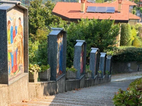 義大利科莫湖必玩 Lago di Como - Bellano 貝拉諾 - Santuario Madonna delle Lacrime - Lezzeno-Bellano (lc) 萊澤諾淚水聖母聖殿 = 聖母瑪利亞之淚聖殿 = Santuario della Madonna delle Lacrime di Lezzeno - Portale Madonna di Lezzeno 萊澤諾聖母之門