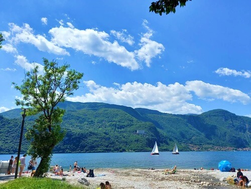 義大利科莫湖必玩 Lago di Como - Lecco 萊科 - Spiaggia di Abbadia Lariana 阿巴迪亞拉里亞納公共鵝卵石灘石灘