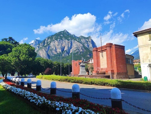 義大利科莫湖必玩 Lago di Como - Lecco 萊科 - Punta Maddalena 瑪達蓮娜岬角 = Lungolago di Lecco 萊科湖畔步道 = Lungolario Isonzo - Monumento ai Caduti 陣亡將士紀念碑 = Monumento ai Caduti della Grande Guerra - Statua di San Nicolò 聖尼各老金色雕像 - Monumento ad Antonio Stoppani 安東尼奧斯托帕尼紀念碑